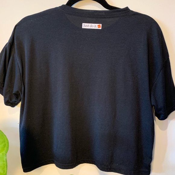 Vintage Nike medium length cropped black athletic t-shirt - Picture 2 of 4